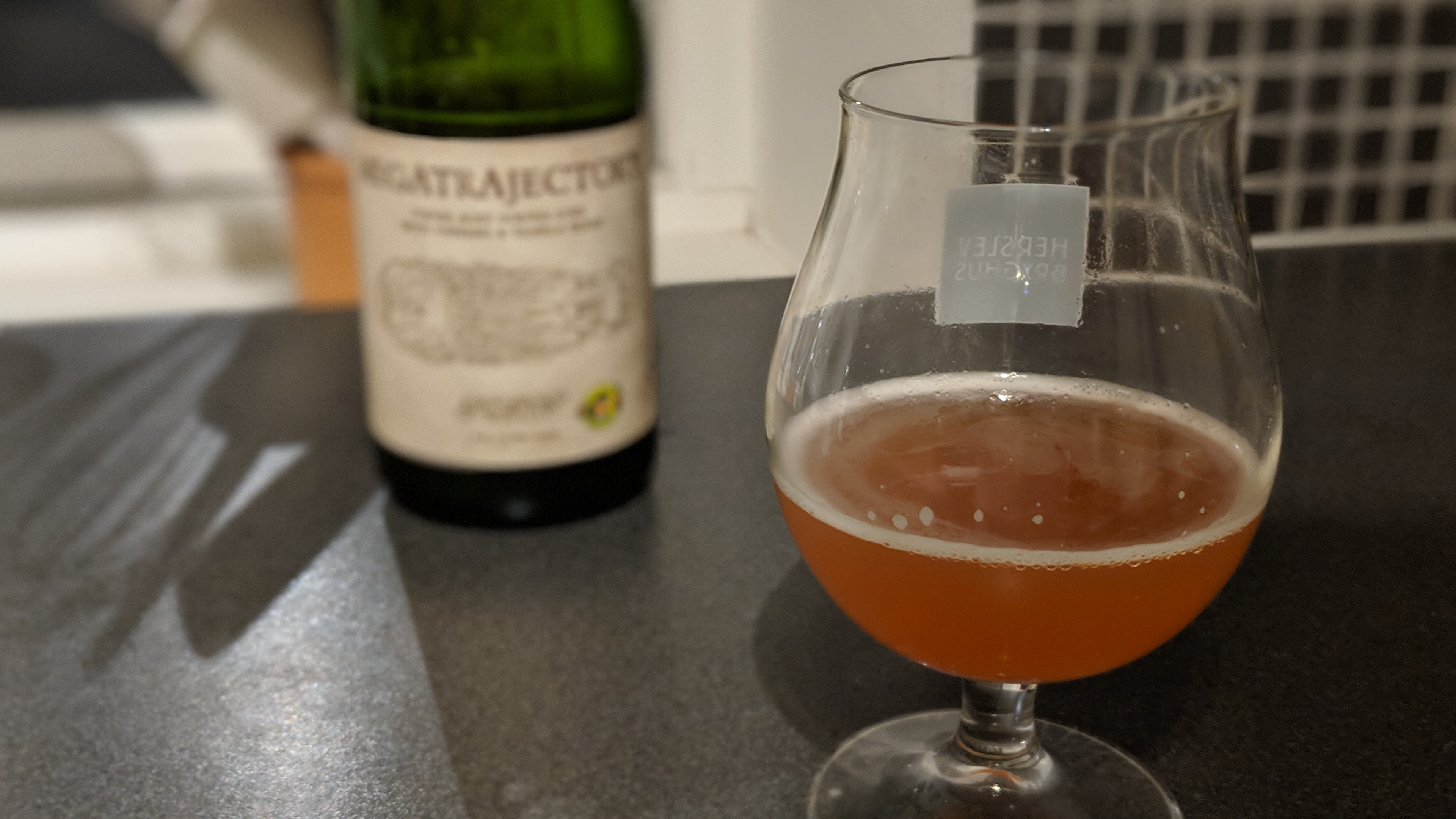 00100dPORTRAIT_00100_BURST20180801004240346_COVER