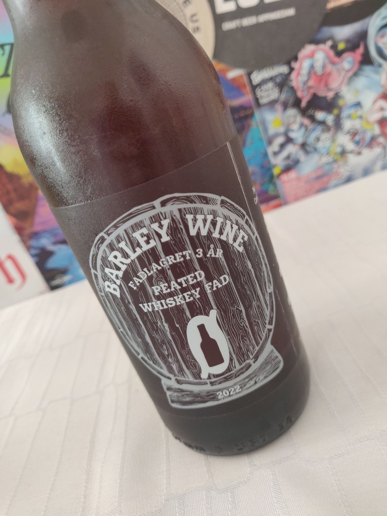 På billedet ses specialøl Barley Wine Peated Whiskey Fad fra bryggeriet Ø-bryg.