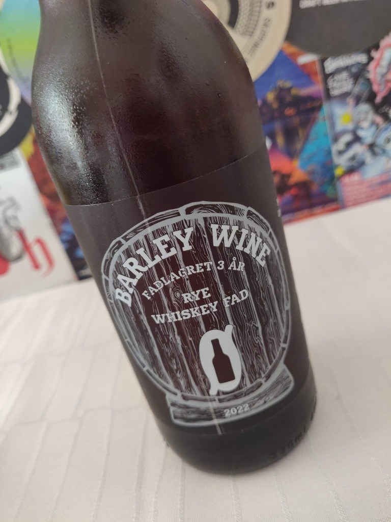 På billedet ses specialøllen Barley Wine Rye Whiskey Fad fra bryggeriet Ø-bryg.
