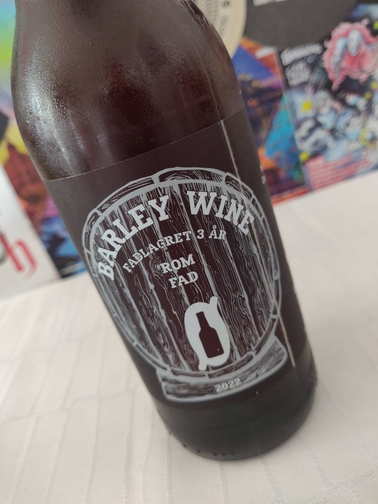 På billedet ses specialøllen Barley Wine Rom Fad fra bryggeriet Ø-bryg.