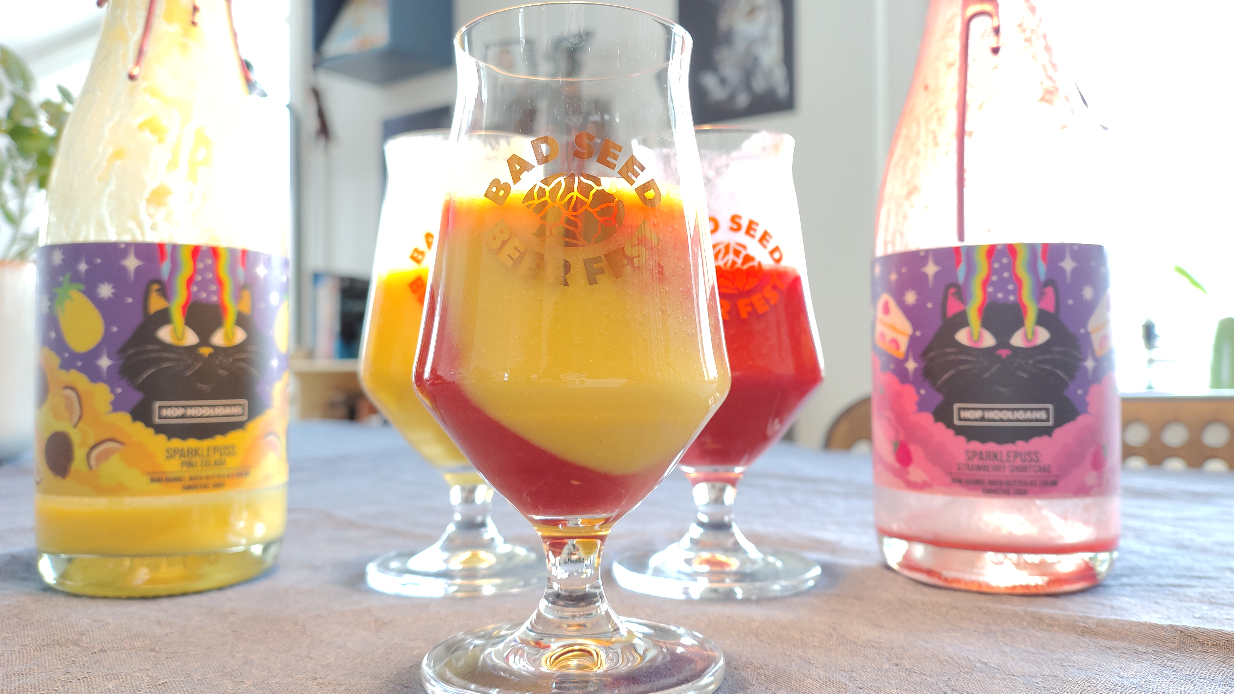 Jeg kunne ikke lade være, og skulle lige prøve at blande de to med hinanden. Det blev de ikke særlig meget bedre af, men det var sjovt og øllen endte med at blive orange.